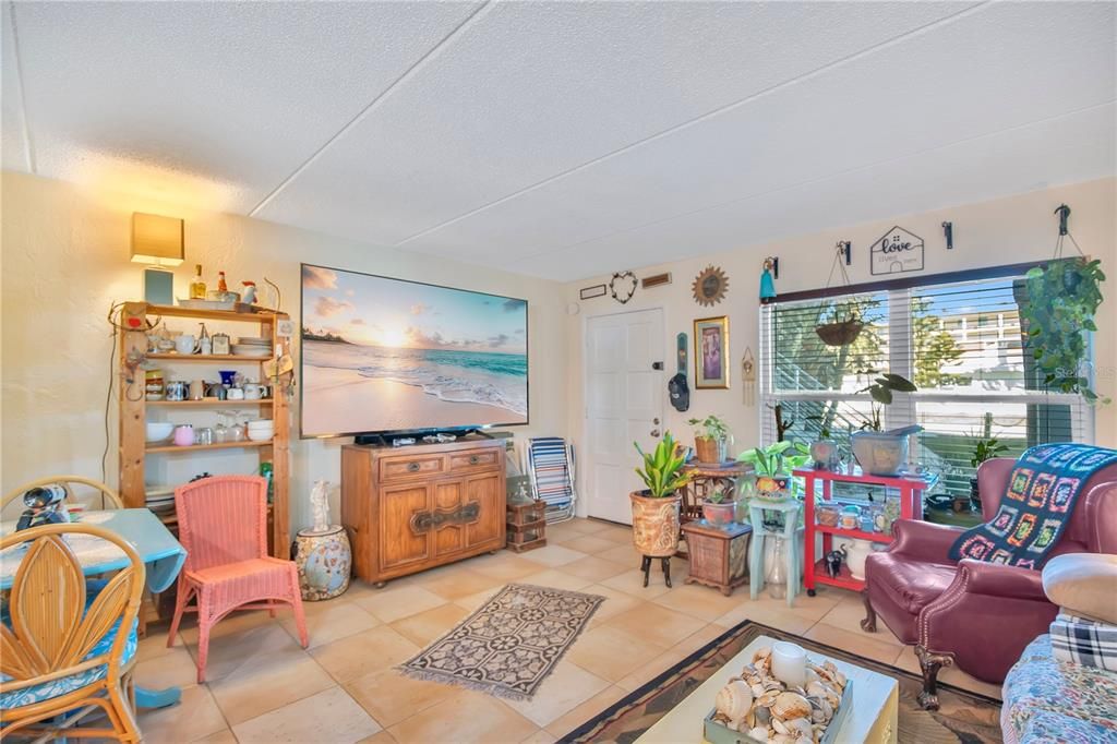 For Sale: $250,000 (1 beds, 1 baths, 608 Square Feet)