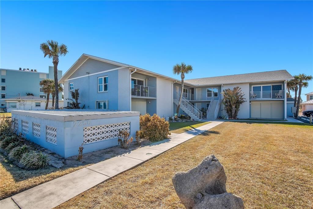 For Sale: $250,000 (1 beds, 1 baths, 608 Square Feet)
