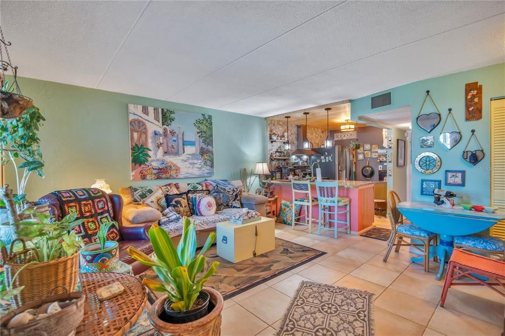 For Sale: $250,000 (1 beds, 1 baths, 608 Square Feet)