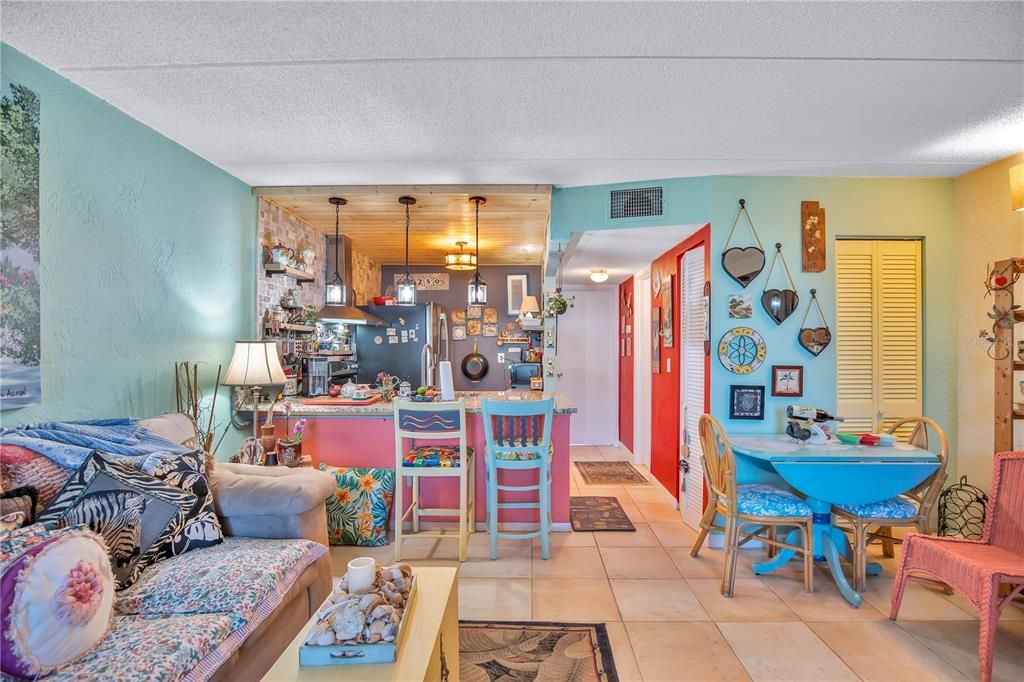 For Sale: $250,000 (1 beds, 1 baths, 608 Square Feet)