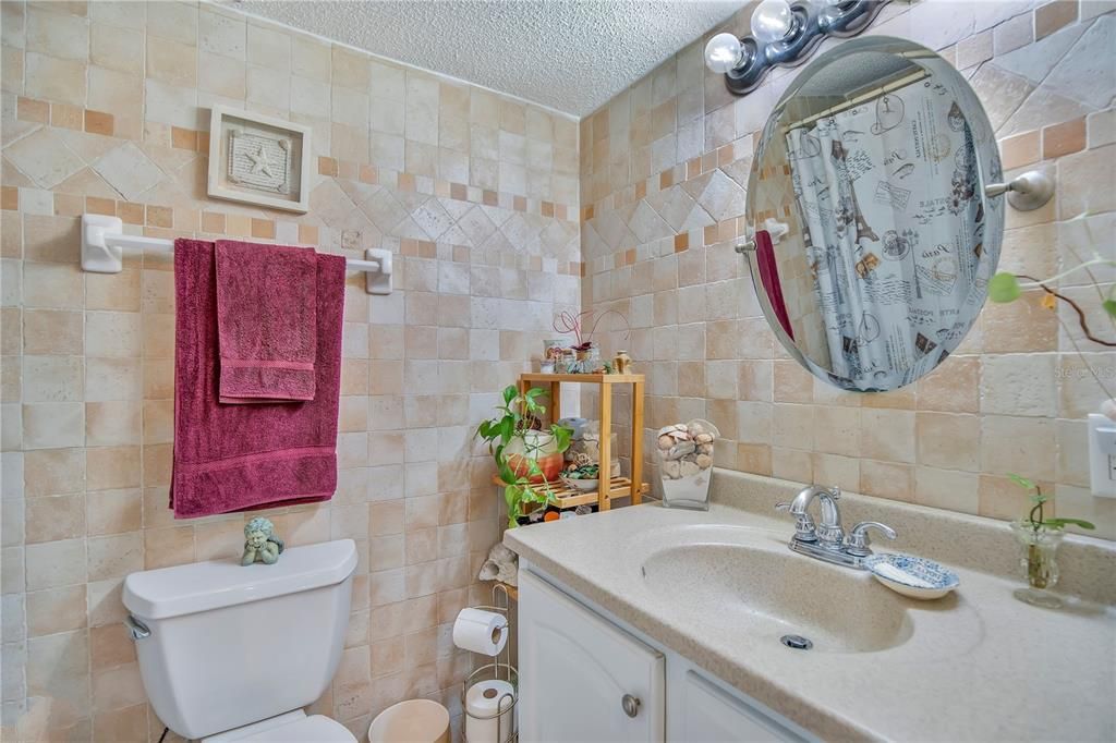 For Sale: $250,000 (1 beds, 1 baths, 608 Square Feet)