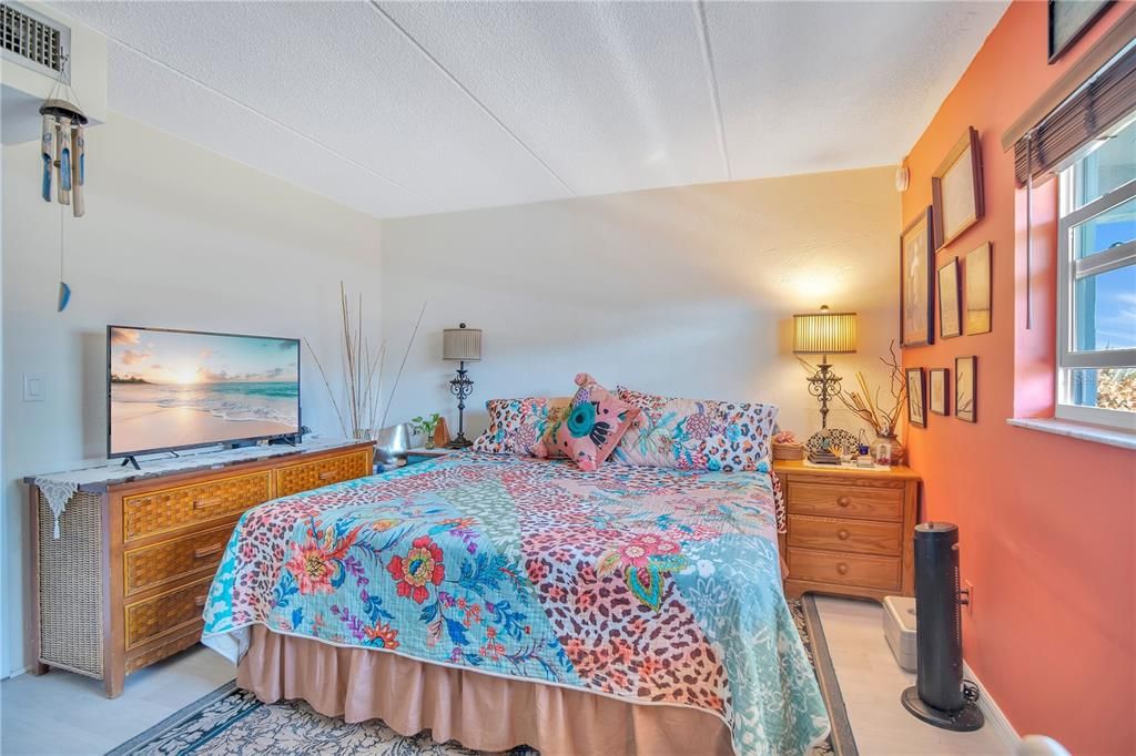 For Sale: $250,000 (1 beds, 1 baths, 608 Square Feet)