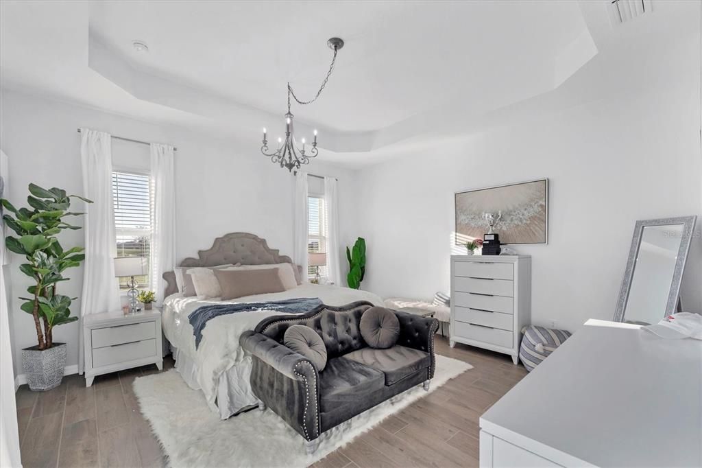 Activo con contrato: $569,000 (4 camas, 3 baños, 2247 Pies cuadrados)