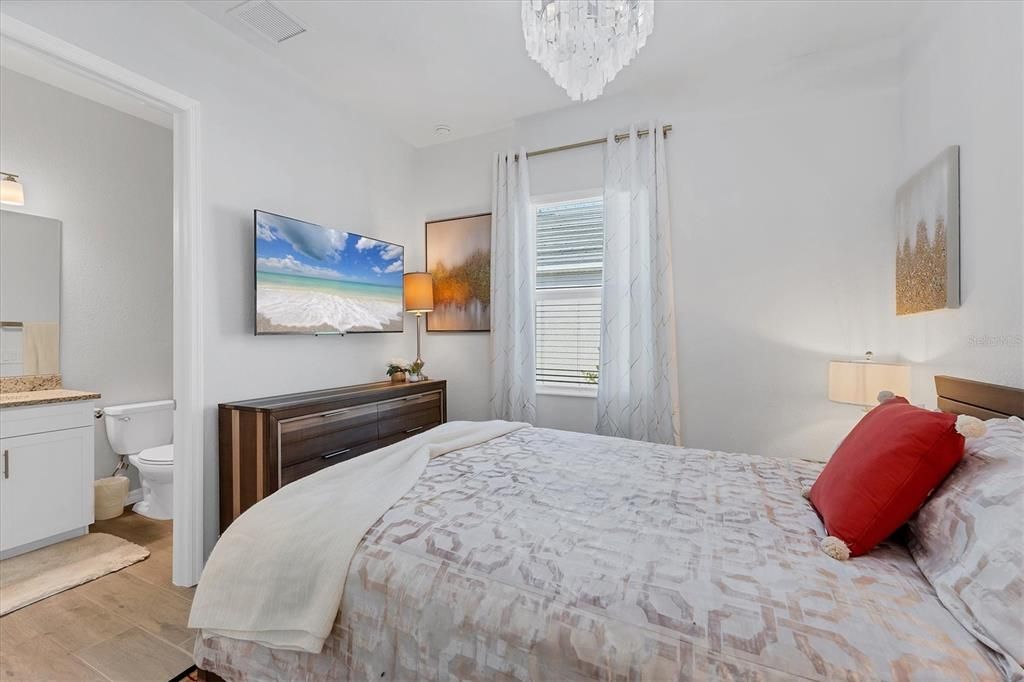 Activo con contrato: $569,000 (4 camas, 3 baños, 2247 Pies cuadrados)