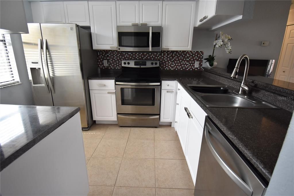 Под контрактом: $1,600 (2 спален, 2 ванн, 901 Квадратных фут)