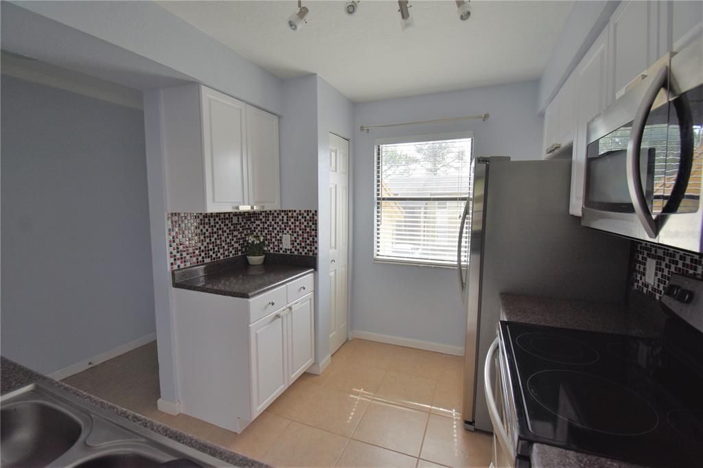 Под контрактом: $1,600 (2 спален, 2 ванн, 901 Квадратных фут)