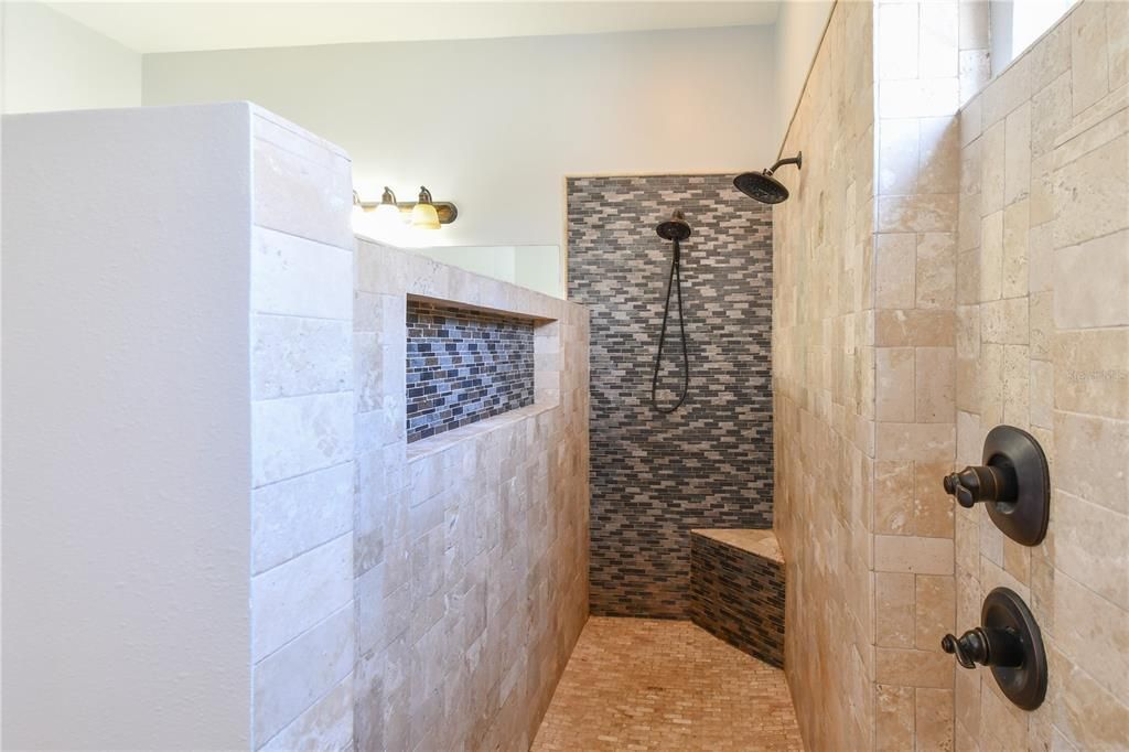 En Venta: $718,000 (4 camas, 3 baños, 2763 Pies cuadrados)