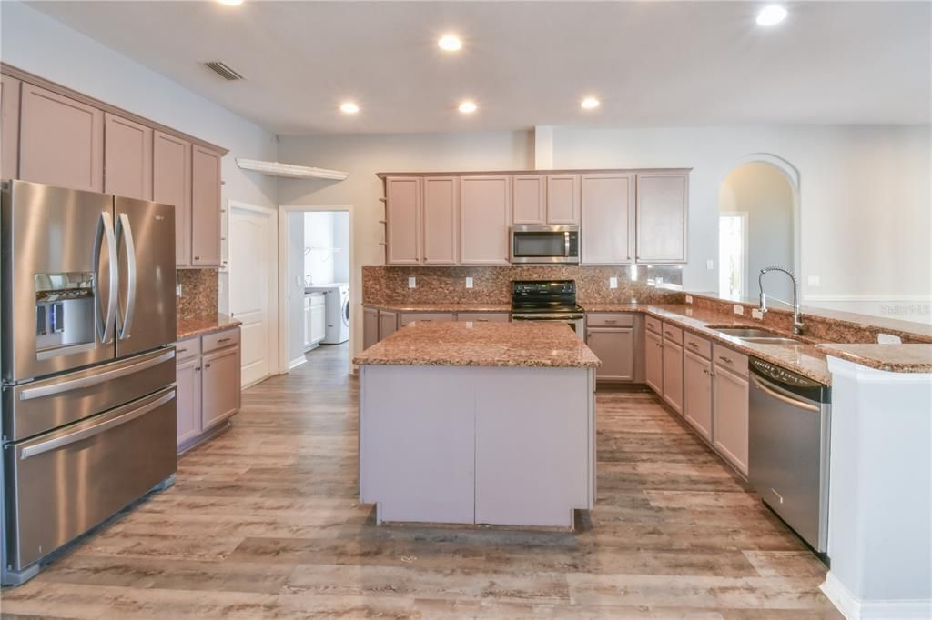 En Venta: $718,000 (4 camas, 3 baños, 2763 Pies cuadrados)