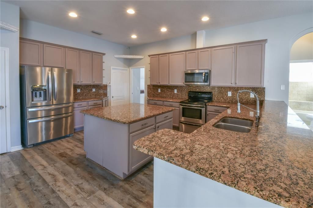 En Venta: $718,000 (4 camas, 3 baños, 2763 Pies cuadrados)