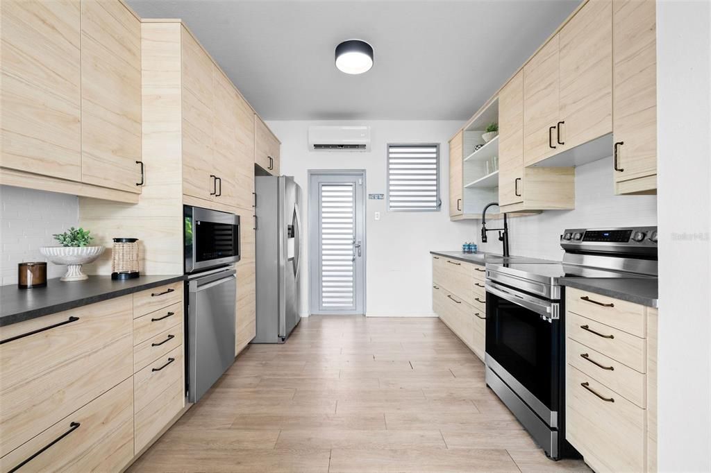 На продажу: $875,000 (6 спален, 4 ванн, 2080 Квадратных фут)