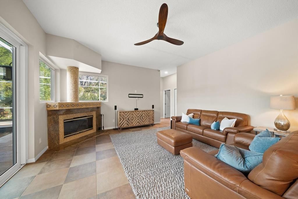 En Venta: $915,000 (4 camas, 3 baños, 2795 Pies cuadrados)