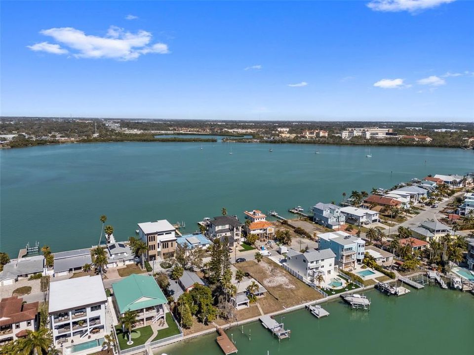 待售: $950,000 (0.17 acres)