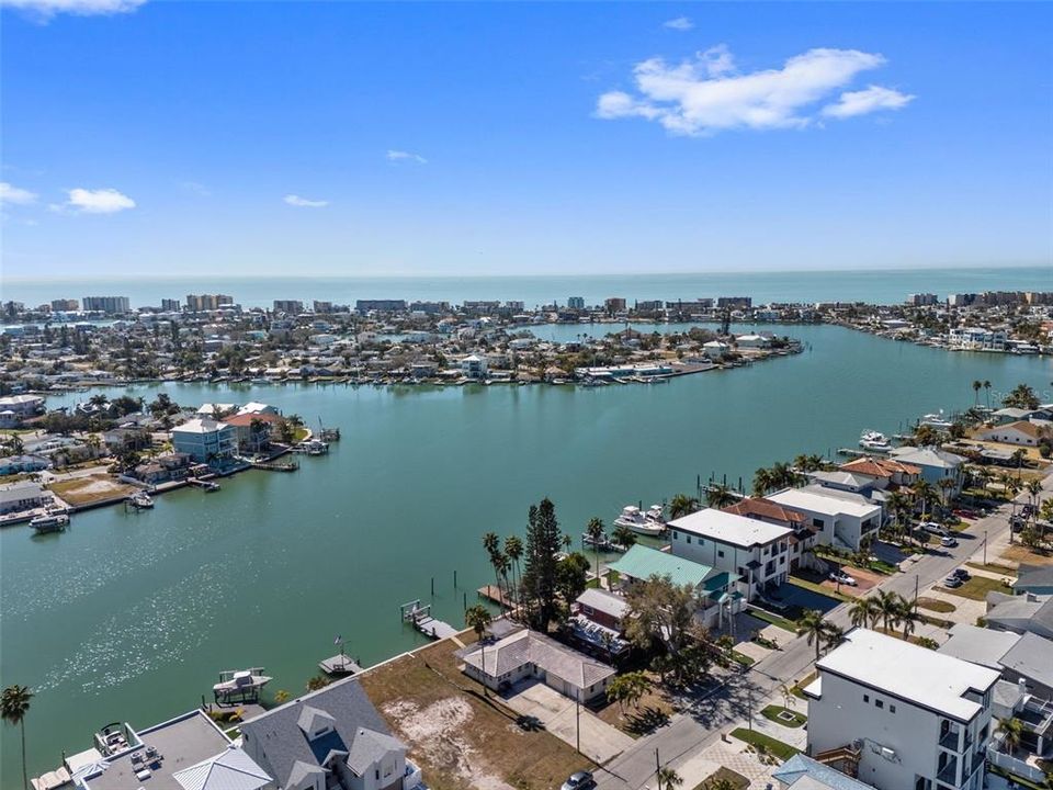 待售: $950,000 (0.17 acres)