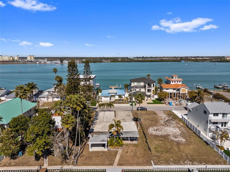 待售: $950,000 (0.17 acres)