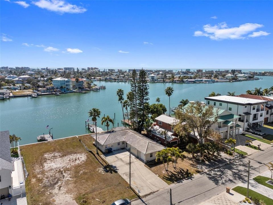 待售: $950,000 (0.17 acres)