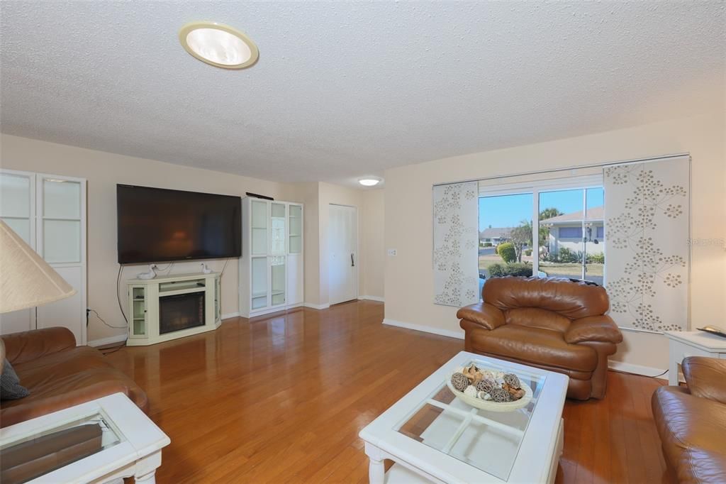For Sale: $229,900 (2 beds, 2 baths, 1516 Square Feet)