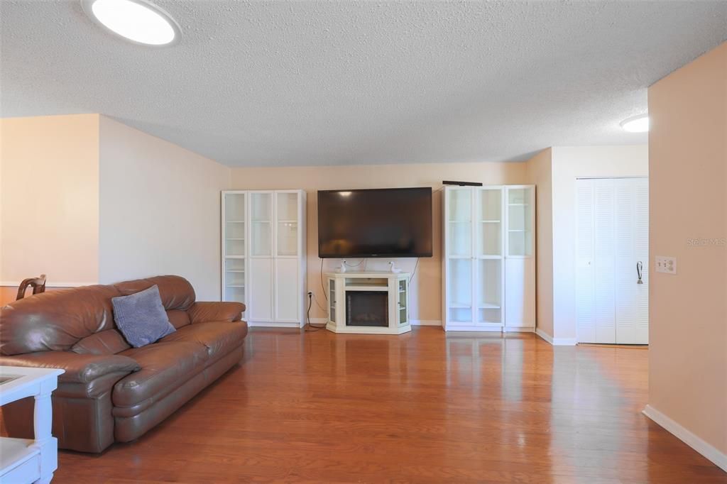 For Sale: $229,900 (2 beds, 2 baths, 1516 Square Feet)
