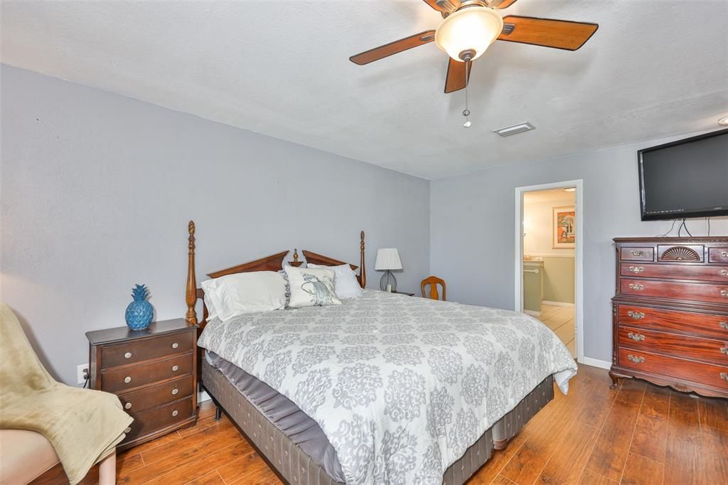 For Sale: $229,900 (2 beds, 2 baths, 1516 Square Feet)