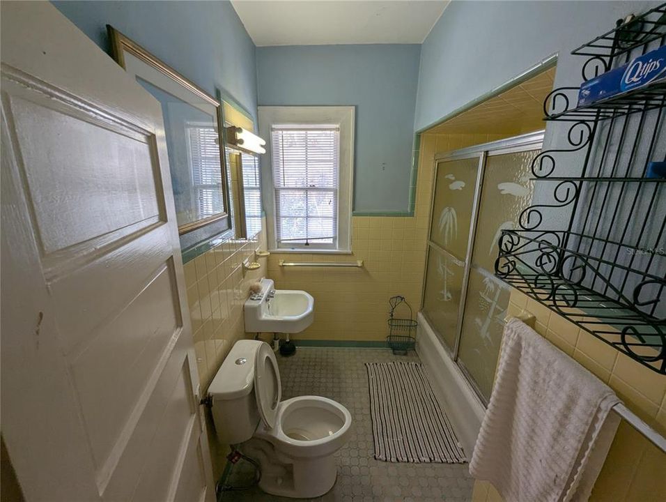 Active With Contract: $319,900 (4 beds, 1 baths, 1641 Square Feet)