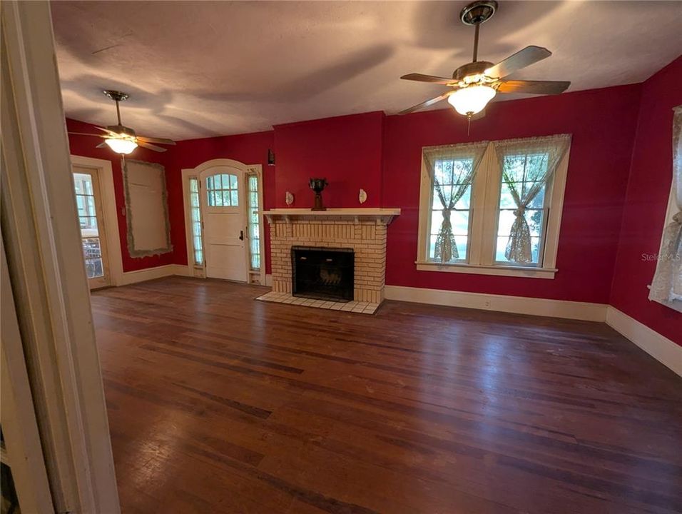 Active With Contract: $319,900 (4 beds, 1 baths, 1641 Square Feet)