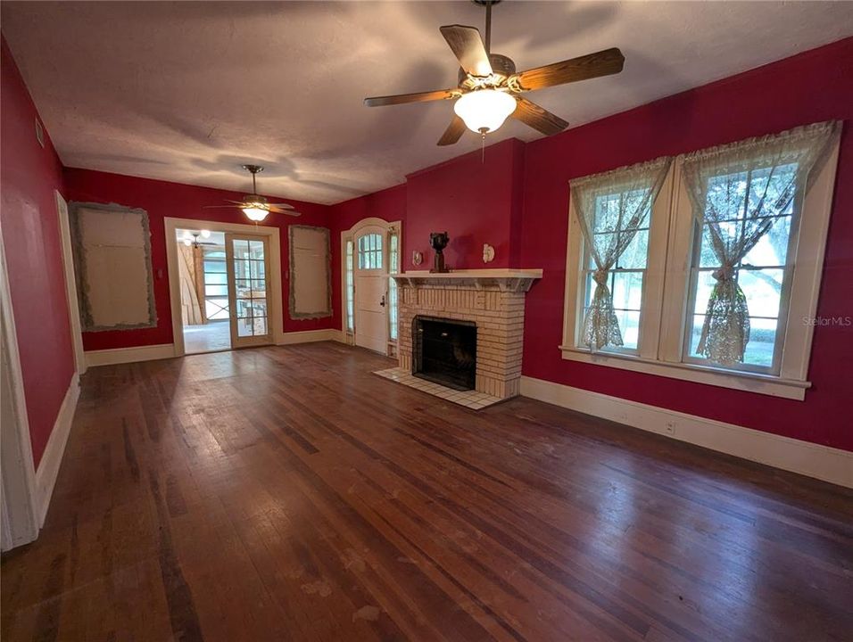 Active With Contract: $319,900 (4 beds, 1 baths, 1641 Square Feet)