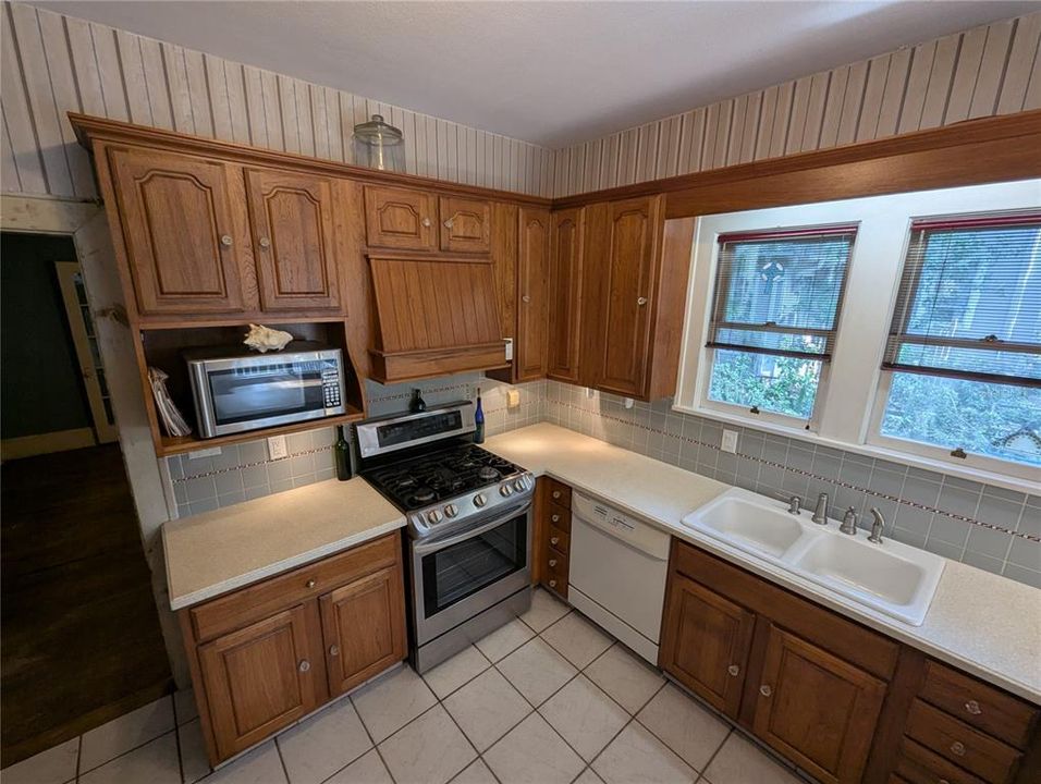 Active With Contract: $319,900 (4 beds, 1 baths, 1641 Square Feet)