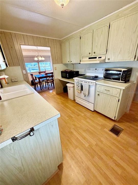 合同活跃: $89,900 (2 贝兹, 2 浴室, 1008 平方英尺)