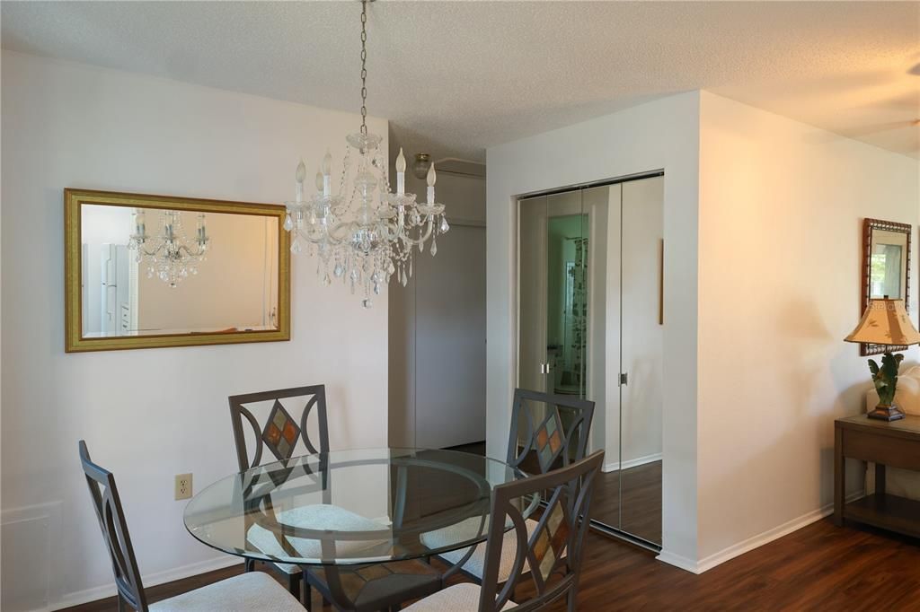 Под контрактом: $149,500 (2 спален, 2 ванн, 1015 Квадратных фут)