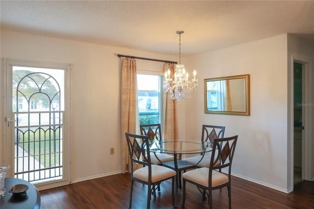 Под контрактом: $149,500 (2 спален, 2 ванн, 1015 Квадратных фут)