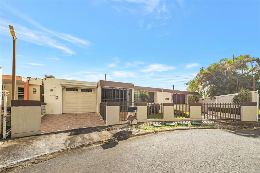 Recently Sold: $300,000 (5 beds, 3 baths, 2495 Square Feet)