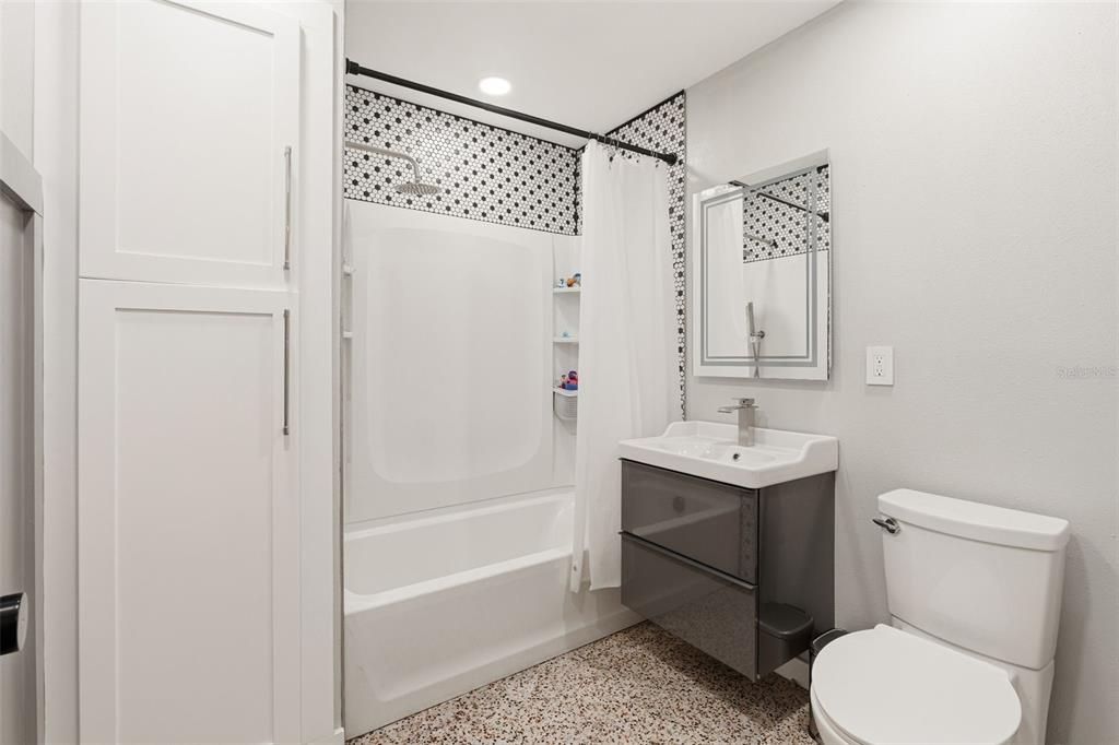 Activo con contrato: $374,000 (4 camas, 3 baños, 2708 Pies cuadrados)