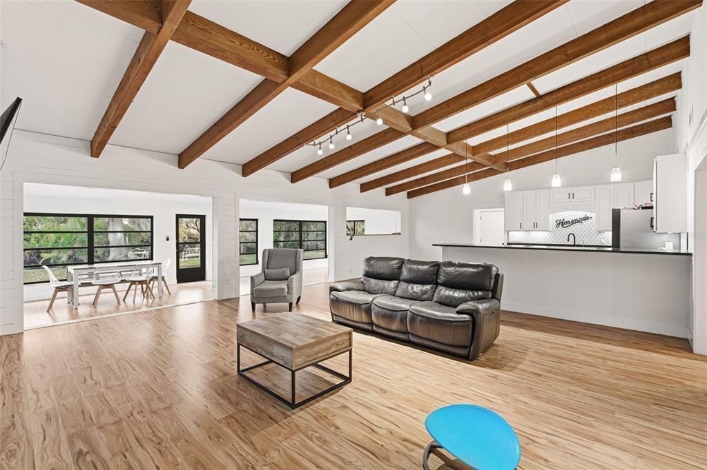 Activo con contrato: $374,000 (4 camas, 3 baños, 2708 Pies cuadrados)