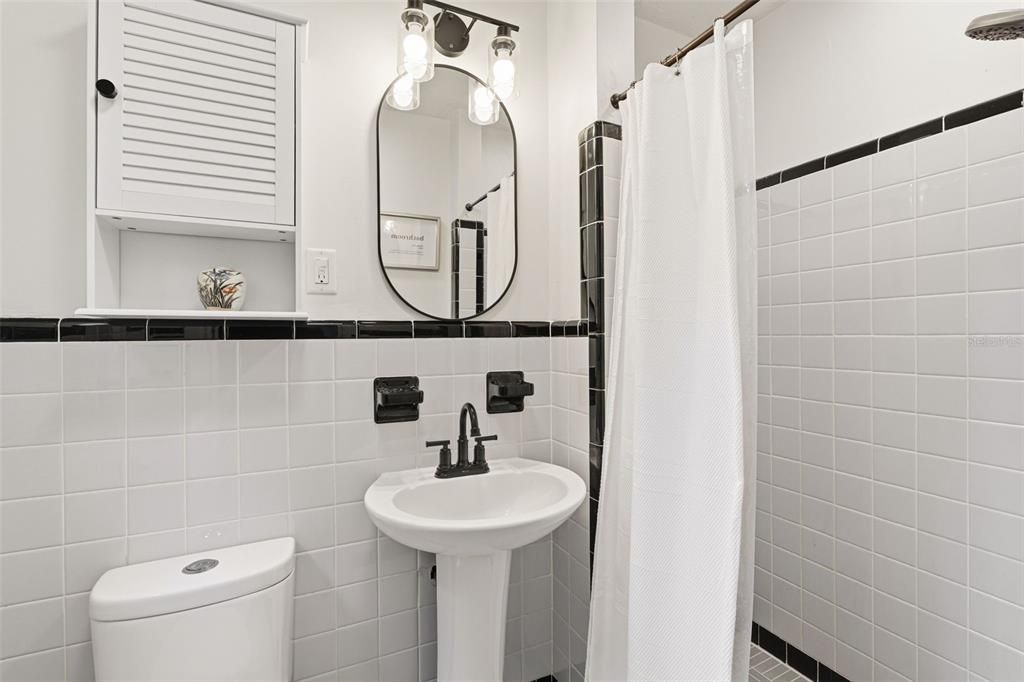 Activo con contrato: $374,000 (4 camas, 3 baños, 2708 Pies cuadrados)