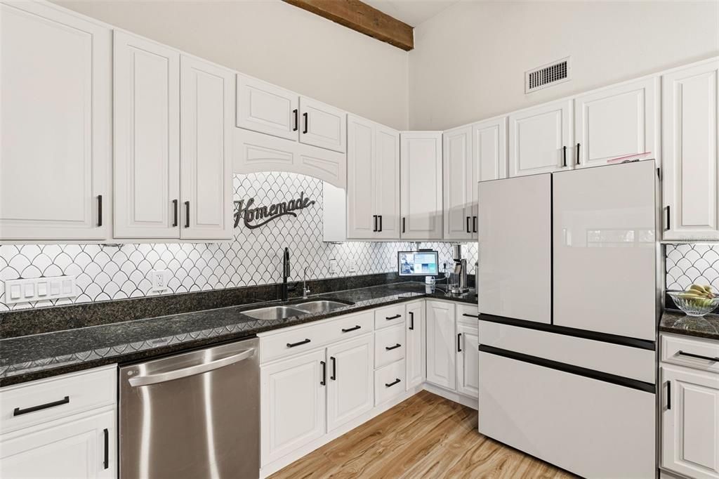 Activo con contrato: $374,000 (4 camas, 3 baños, 2708 Pies cuadrados)