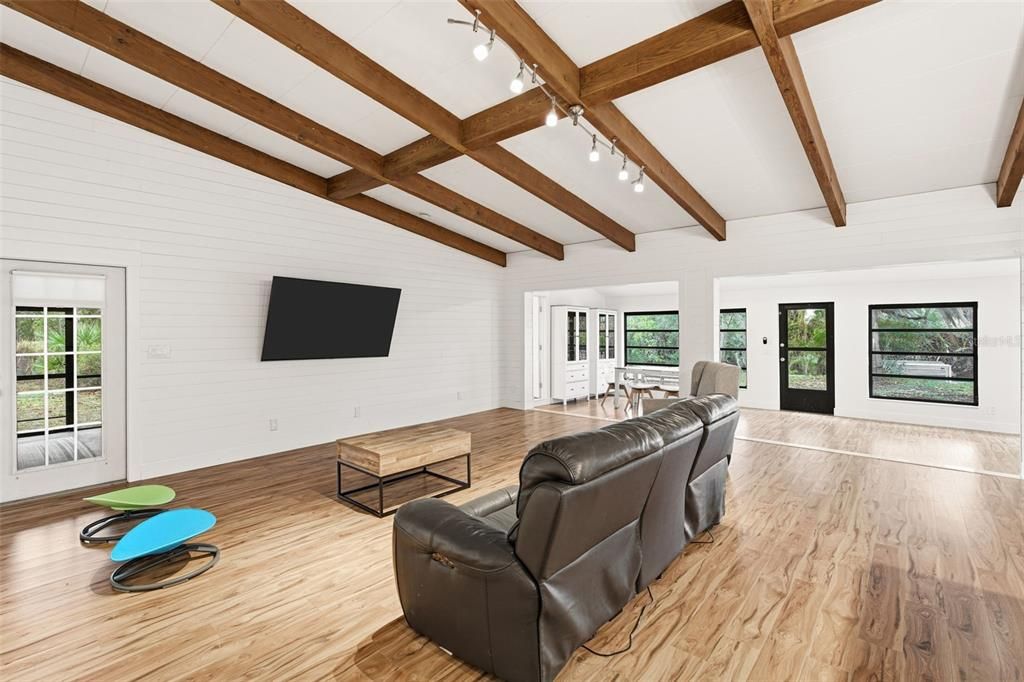 Activo con contrato: $374,000 (4 camas, 3 baños, 2708 Pies cuadrados)