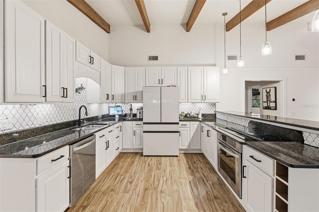 Activo con contrato: $374,000 (4 camas, 3 baños, 2708 Pies cuadrados)