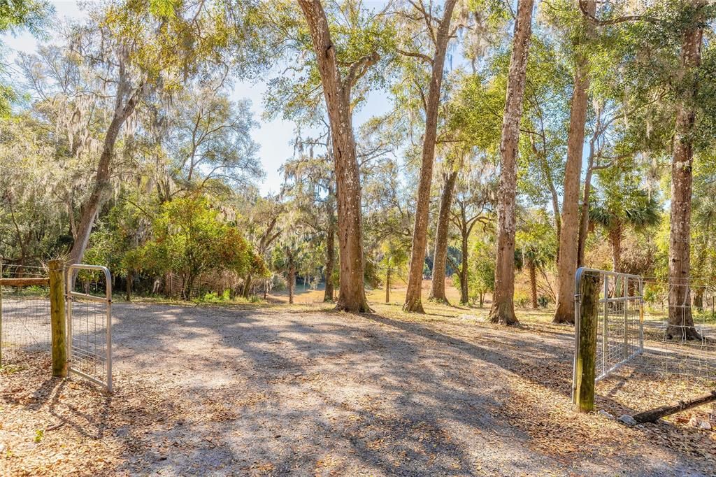 На продажу: $369,000 (10.47 acres)