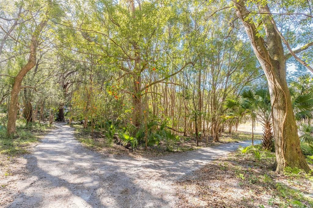 На продажу: $369,000 (10.47 acres)