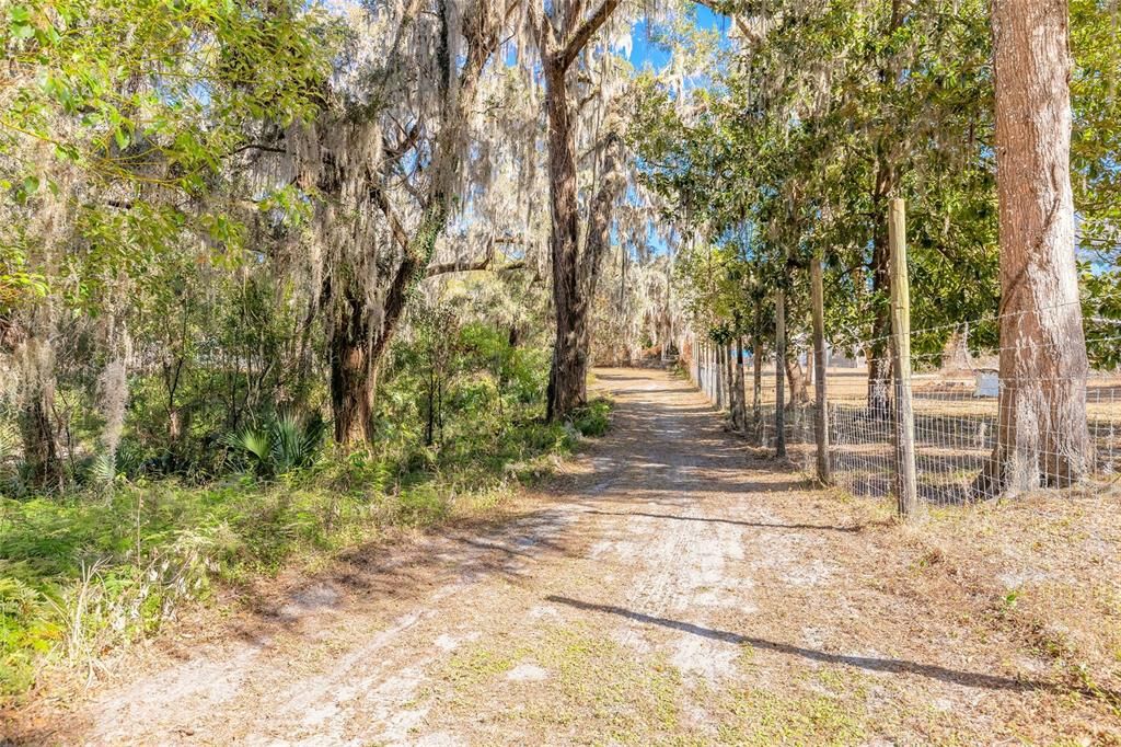 На продажу: $369,000 (10.47 acres)