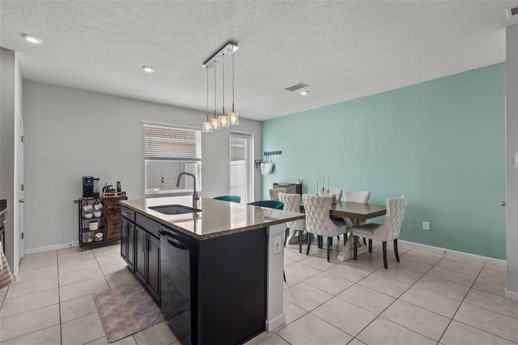 Active With Contract: $325,000 (3 beds, 2 baths, 1582 Square Feet)
