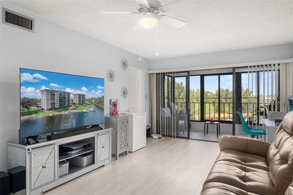 For Sale: $128,000 (2 beds, 2 baths, 991 Square Feet)
