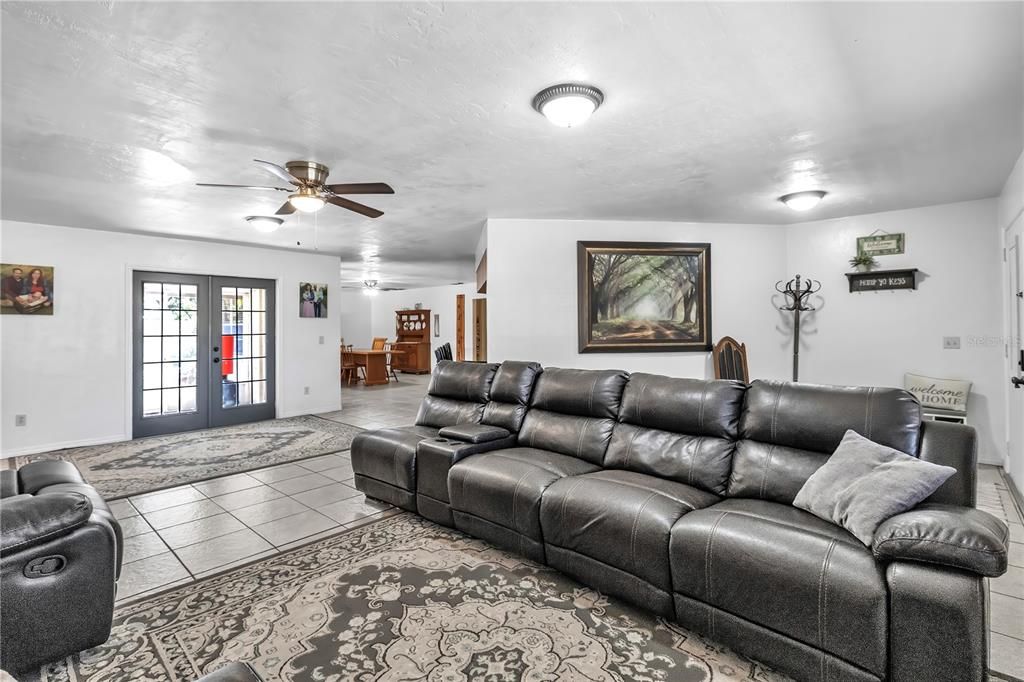For Sale: $389,900 (3 beds, 2 baths, 1812 Square Feet)