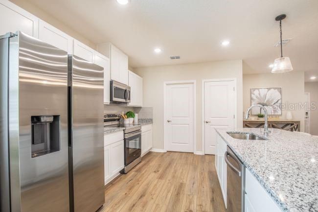 Activo con contrato: $325,990 (4 camas, 2 baños, 1876 Pies cuadrados)