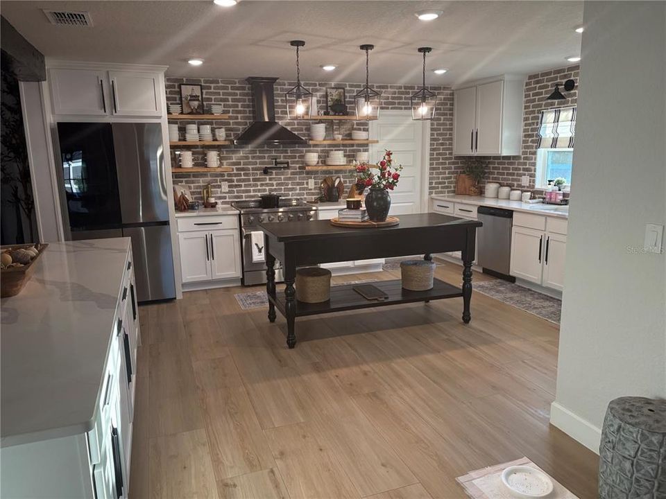 Activo con contrato: $677,990 (4 camas, 3 baños, 3000 Pies cuadrados)