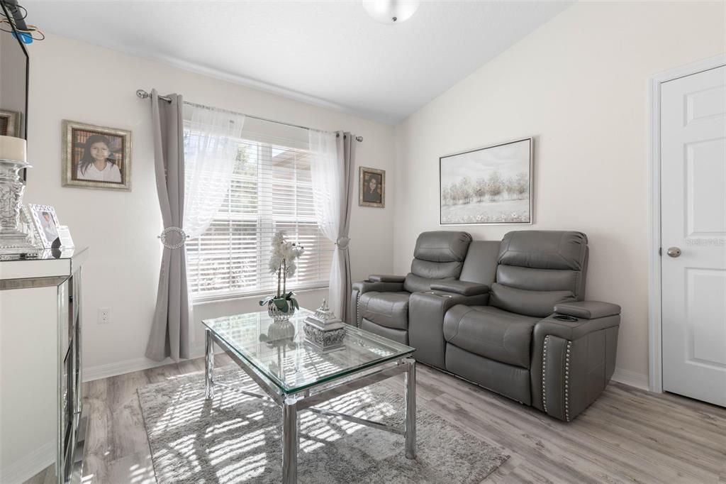 Под контрактом: $599,900 (3 спален, 2 ванн, 2208 Квадратных фут)