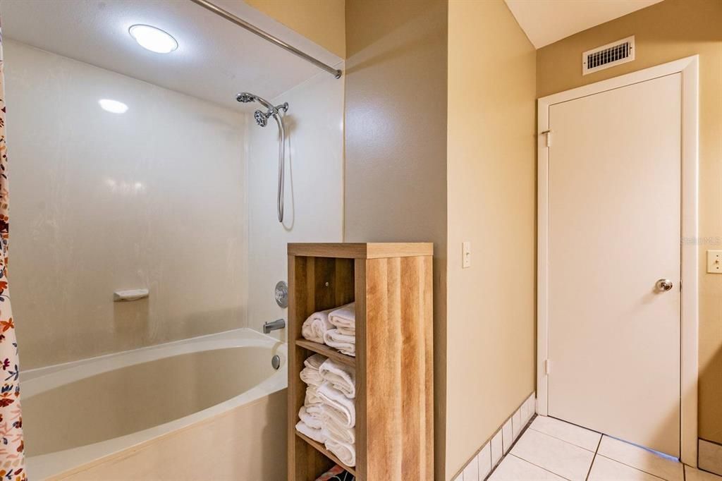 For Rent: $7,170 (2 beds, 2 baths, 1080 Square Feet)