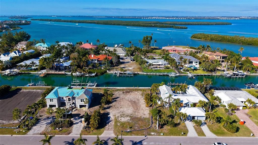 待售: $1,645,000 (0.34 acres)