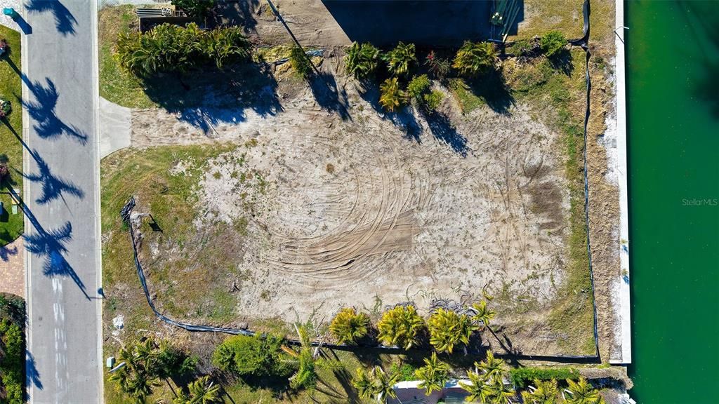 待售: $1,645,000 (0.34 acres)