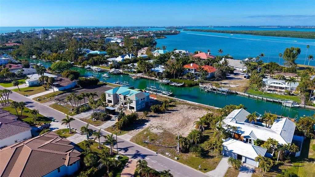 待售: $1,645,000 (0.34 acres)