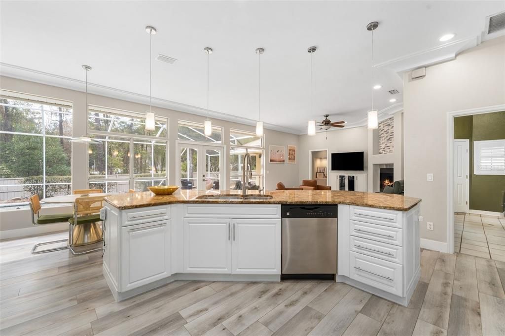 Под контрактом: $710,000 (3 спален, 2 ванн, 2519 Квадратных фут)